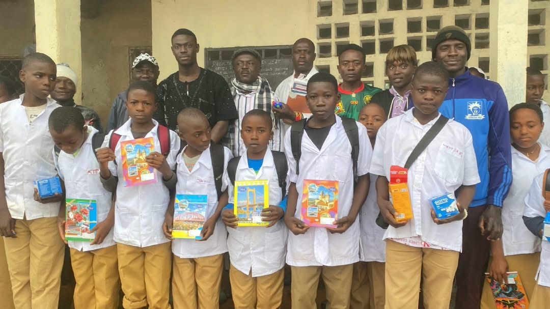 Remise de kits scolaires à des élèves